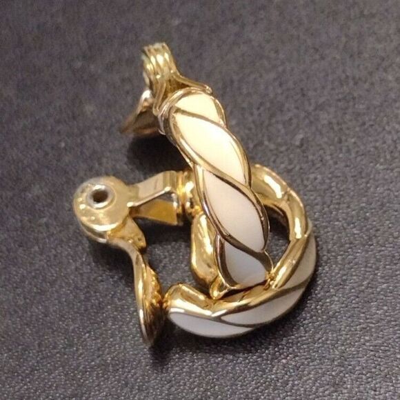 Vintage gold tone Monet clip on earrings - Picture 11 of 11